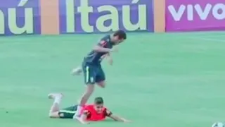 neymar toma caneta e fica bravo