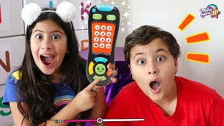 Maria Clara e JP brincam com controle remoto mágico ✨ Pretend play with magic remote control toy