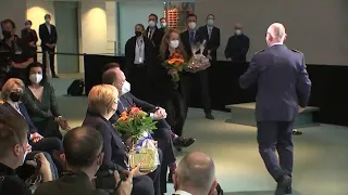 LIVE: Amtsübergabe von Angela Merkel an den neuen Kanzler Olaf Scholz