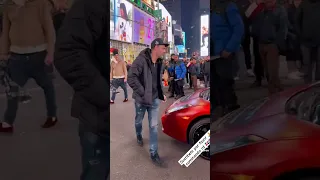 # increíble # hombre en fermo de la mente😱🚸#para en tránsito 👉 #la calle de  Nueva York 🗽👀