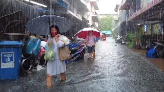 4K 🇹🇭 Walking through Heavy Rain and Flooded Streets in Bangkok, Thailand