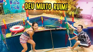 TENTAMOS TIRAR A CAMA ELÁSTICA DA PISCINA E DEU MUITO RUIM! - LOUCURA!