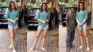 Kriti Sanon Pose With Fans Snapped At Bandra