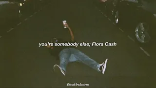 you’re somebody else - flora cash | Letra en español