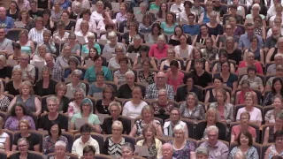 Sydney Flash Mob Choir sings Gloria Gaynor - I Will Survive