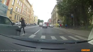 В Петербурге машина снесла девушку на пешеходном переходе