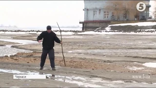 Нечистоти заливають береги Дніпра на Черкащині