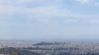 Άσκηση Tiger Meet: Ελληνικά F-16 και γαλλικά Rafale πέταξαν πάνω από την Ακρόπολη | CNN Greece