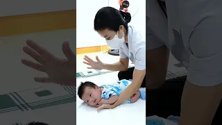 Cách lật em bé trở lại