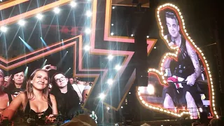 Robbie Williams ☆ Rob talking to a girl in the crowd ☆ live in Prague 19.08.2017