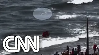 Vídeo mostra tubarão nadando em trecho de ataques em Pernambuco | LIVE CNN