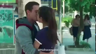 Márcio beijar á Pérola na rua