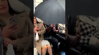 Пранк с зонтиком в метро😅