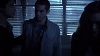 Teen Wolf 1x07 Jackson ask Stiles to call the police but he said no Lydia call the police.