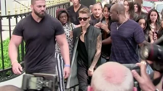 EXCLUSIVE - Lovely Justin Bieber being super nice with his fans in Paris