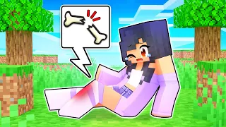 Aphmau BROKE Her LEG In Minecraft!