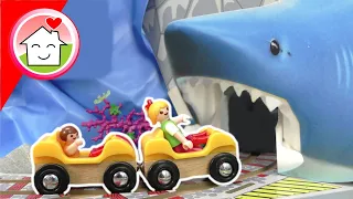 Playmobil Familie Hauser fährt Shark Ride Achterbahn - Freizeitpark Geschichte mit Anna und Lena