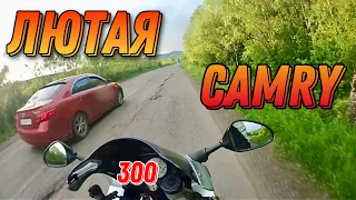 Toyota Camry на механке Заруба со  Спортбайком Honda VTR 1000F