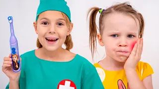 Les enfants montrent l'importance du brossage des dents