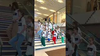 Friendships 😎🔥 Little Kids Dancing in Stairs ⭐️