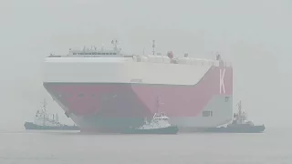 car carrier HAMBURG HIGHWAY 7JUW IMO 9712644 inbound Emden with 3 tugs partly timelapse