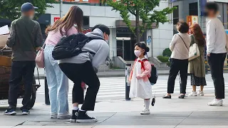 ENG) How a little girl crosses a crosswalk