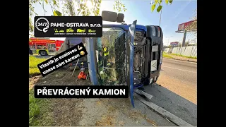 8. Převrácený kamion s kontejnerem.