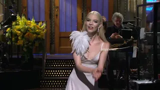 Anya Taylor Joy ending her monologue in Spanish on Saturday Night Live [Sub Español]