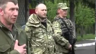 Дмитрий Ярош поет гимн Украины