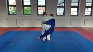 Judo - tani-otoshi - rzut przez zastawienie za nogami (Judopedia)