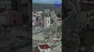 In Molise esiste  un campanile conficcato nella roccia. #italy #viaggiaconwallace #village