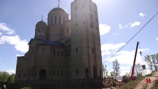 Ввысь по ступеням. На храме продолжается возведение парадного крыльца.