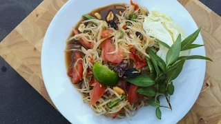 HOW TO: Papaya Salad with Salty Crab | វិធីធ្វើបុកល្ហុងក្តាមប្រៃងាយៗ