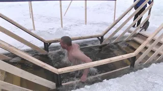 Холодно! В этом году немногие отважились на крещенские купания в Ревде