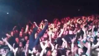 In Flames, Arena Ludwigsburg, Fan auf der Bühne!