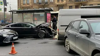 Перепутала педаль: девушка на АУДИ смяла Ягуар Игоря Скляра