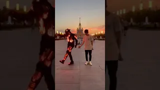 Il lui apprends à danser en quelques secondes dans la rue..