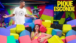 PIQUE ESCONDE EXTREMO COM YOUTUBERS NO PARQUE DE TRAMPOLINS!