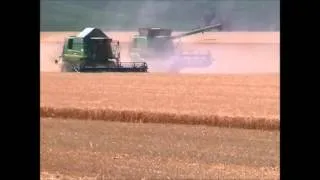 kombajn- combine harvester . PD Jarok žatva 2012 , JOHN DEERE a CLAAS TUCANO.