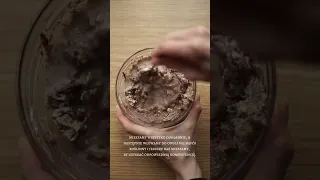 Nocna owsianka czekoladowa z wiśniami podana w słoiku | Repeat