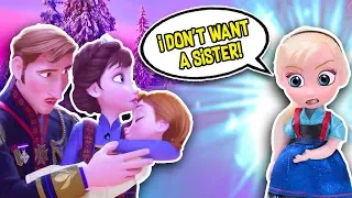 FROZEN 2 TOYS Little ELSA MEETS BABY ANNA for the FIRST TIME 👶🏻😡 FROZEN TOY TRANSFORMATIONS