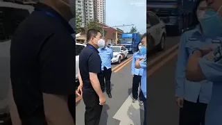 防疫人员大战警察，狗咬狗一嘴毛，冲击1000粉，手足们帮忙加关注，谢谢