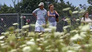 The CBS Evening News with Scott Pelley - Shanksville embraces Flight 93 victim's families