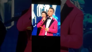 Robbie Williams speach to his teacher...............Kiss my ass!! Well said haha 😘