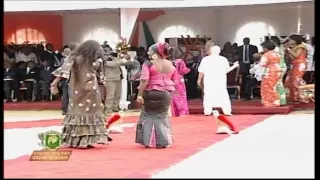 Salif Keita chante en choeur avec le président Alassane Ouattara à Grand Bassam