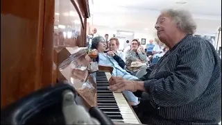 'Bésame mucho' sonant al Piano Viu de la secció de paliatius de l'Hospital General de Palma