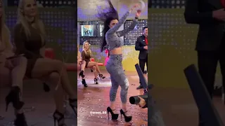 Anel Rodríguez bailando