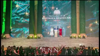 Luis Abinader y Raquel Arbaje bailan merengue en encendidode Navidad Palacio Nacional