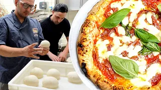 Pizzaiolo Napoletano prepara l'impasto per la Pizza napoletana nella Pizzeria "Loffredo" di Roma 🇮🇹