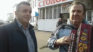 Песню исполняет Владимир Васечкин аккомпанирует Алексей Пешехонов г.Орёл.